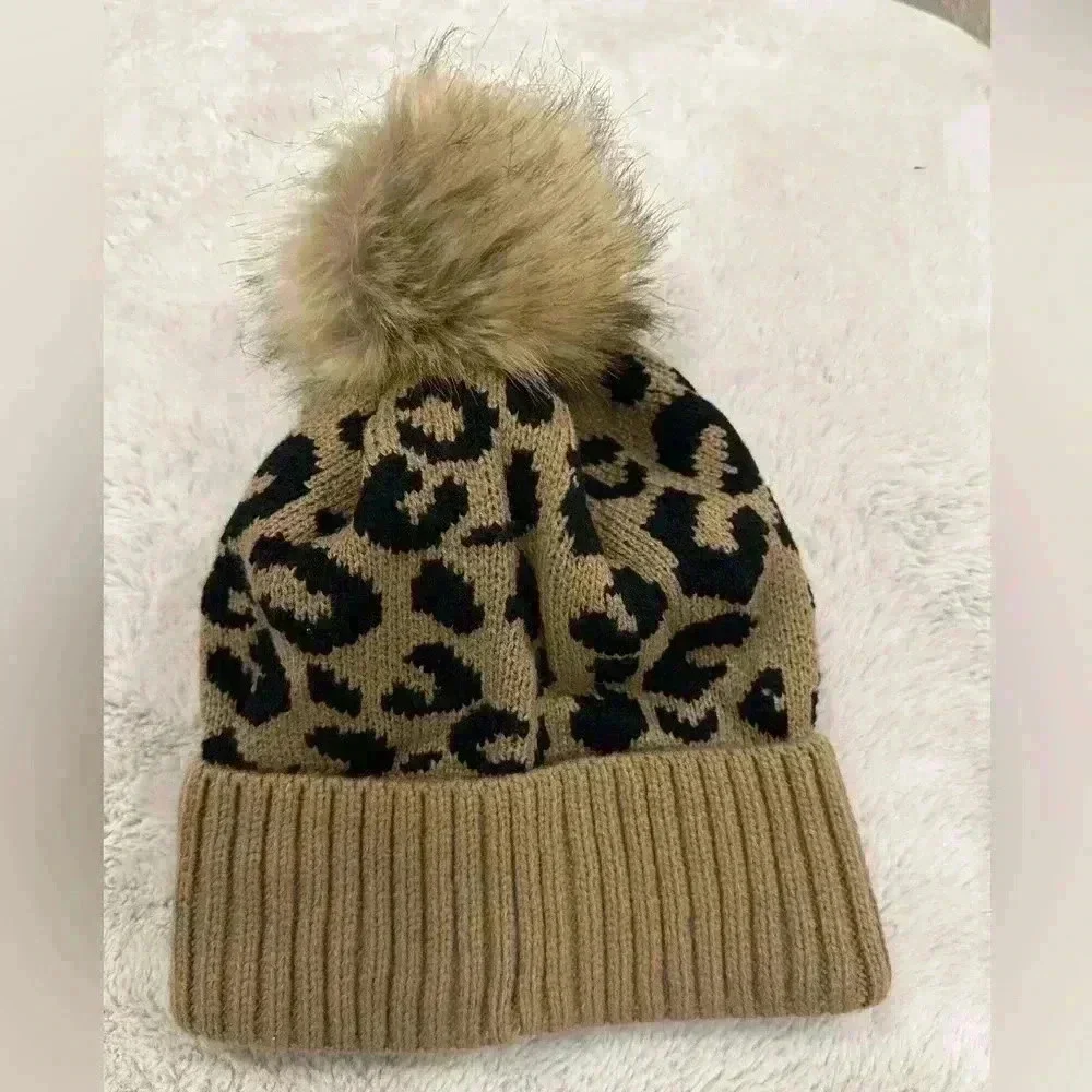Leopard knitted cap black and brown